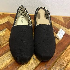 Tom’s slip-on Alpargata flats, black. Women’s 6.5, never worn.